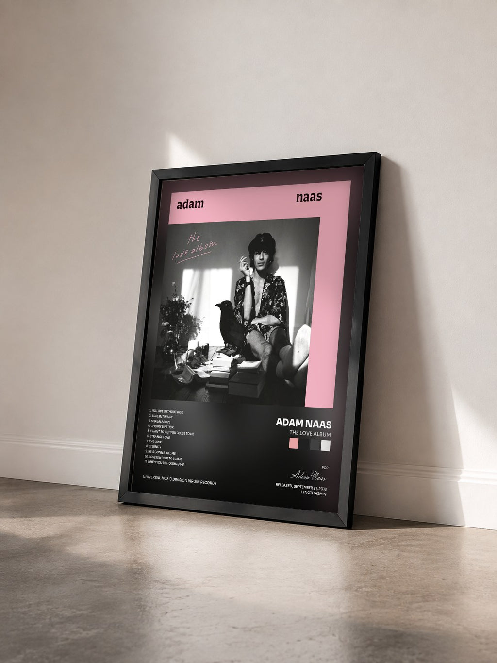 #noir Tableau de l'album The Love Album de Adam Naas vu de trois quarts, cadre noir
