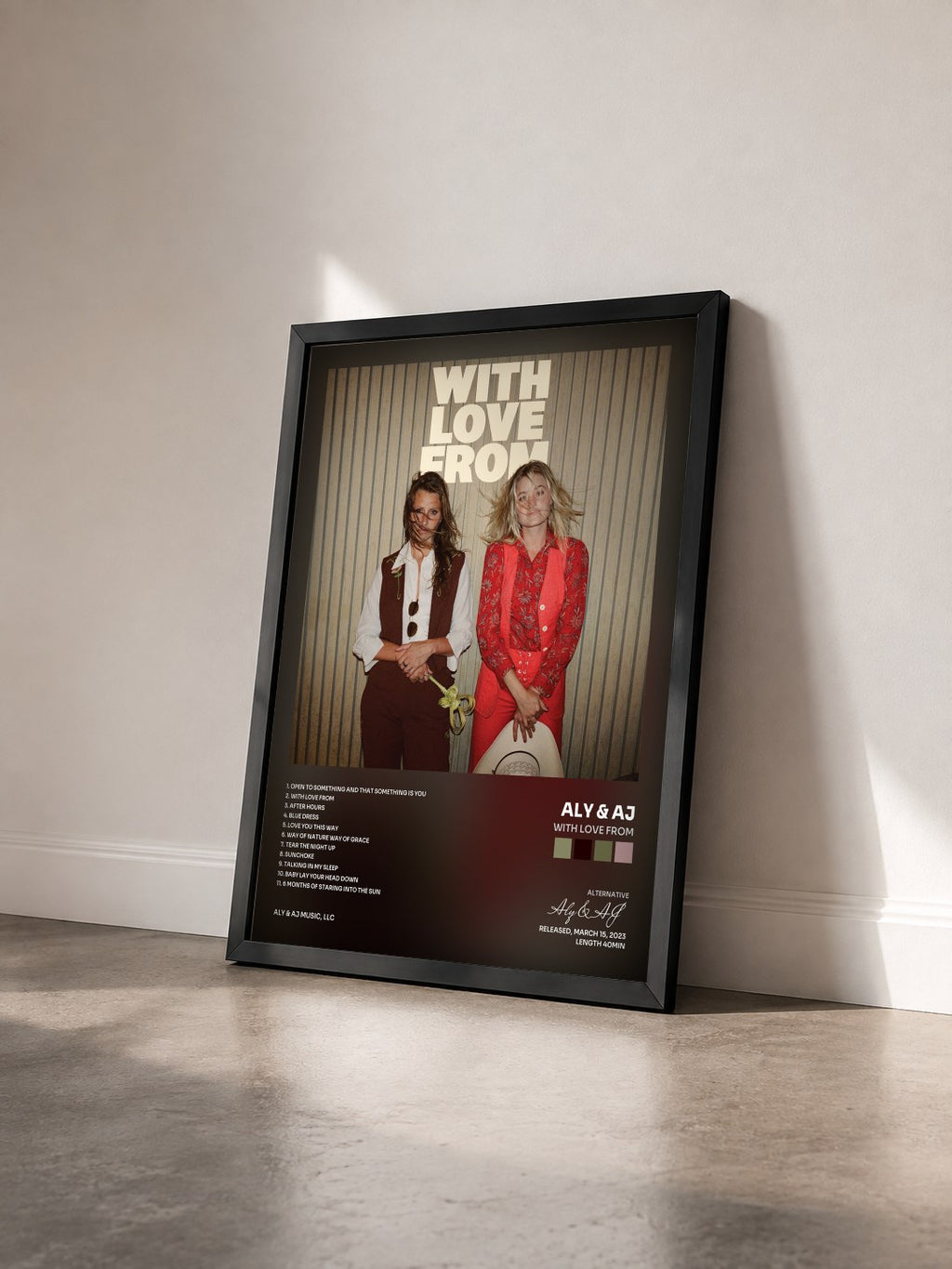 #noir Tableau de l'album With Love From de Aly & AJ vu de trois quarts, cadre noir