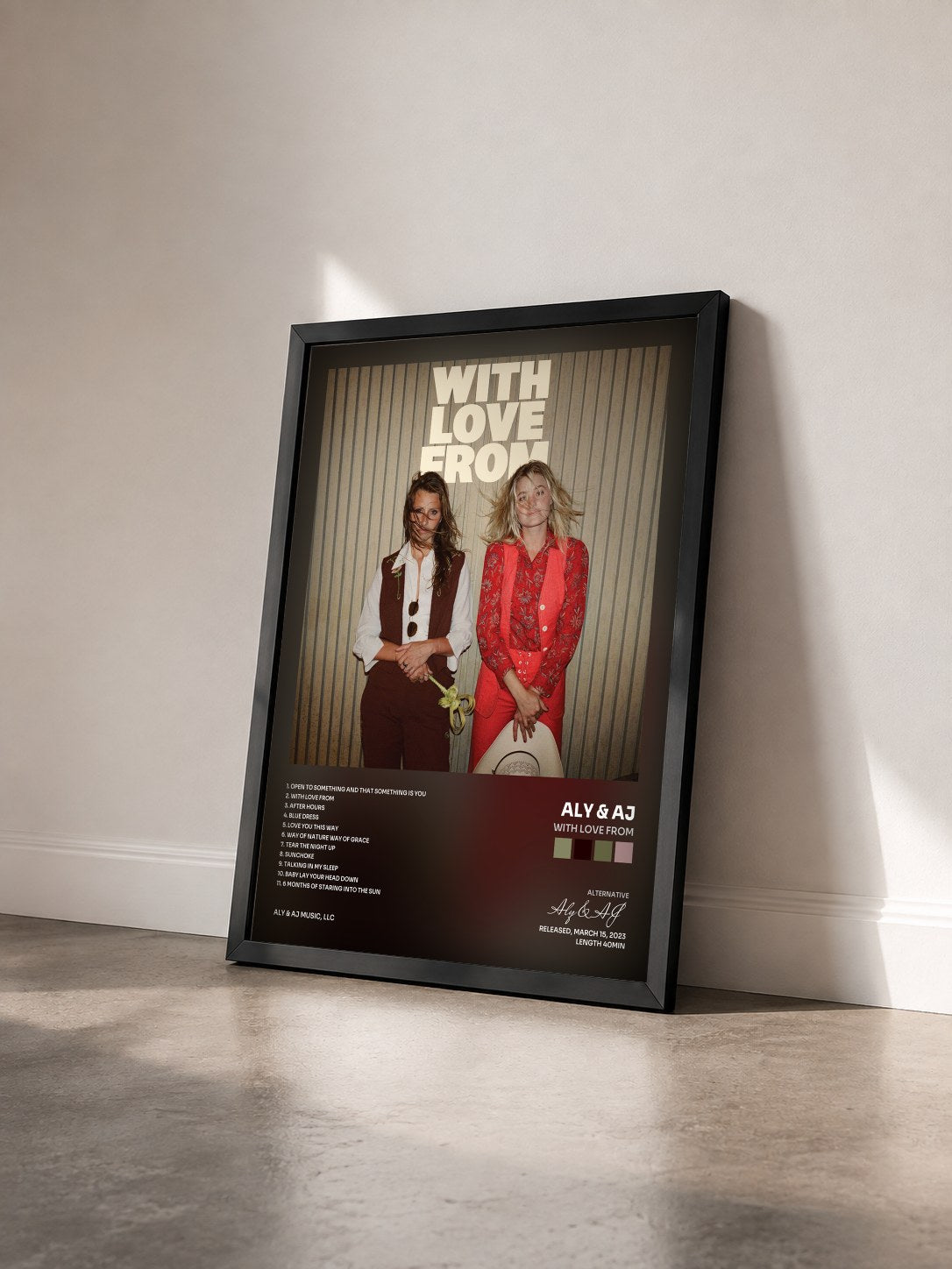 #noir Tableau de l'album With Love From de Aly & AJ vu de trois quarts, cadre noir