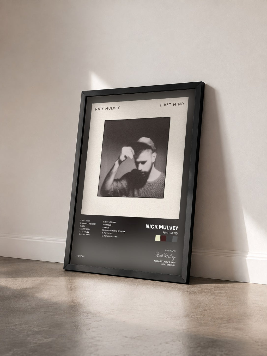 #noir Tableau de l'album First Mind de Nick Mulvey vu de trois quarts, cadre noir