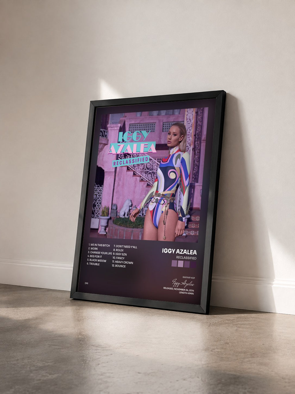 #noir Tableau de l'album Reclassified de Iggy Azalea vu de trois quarts, cadre noir