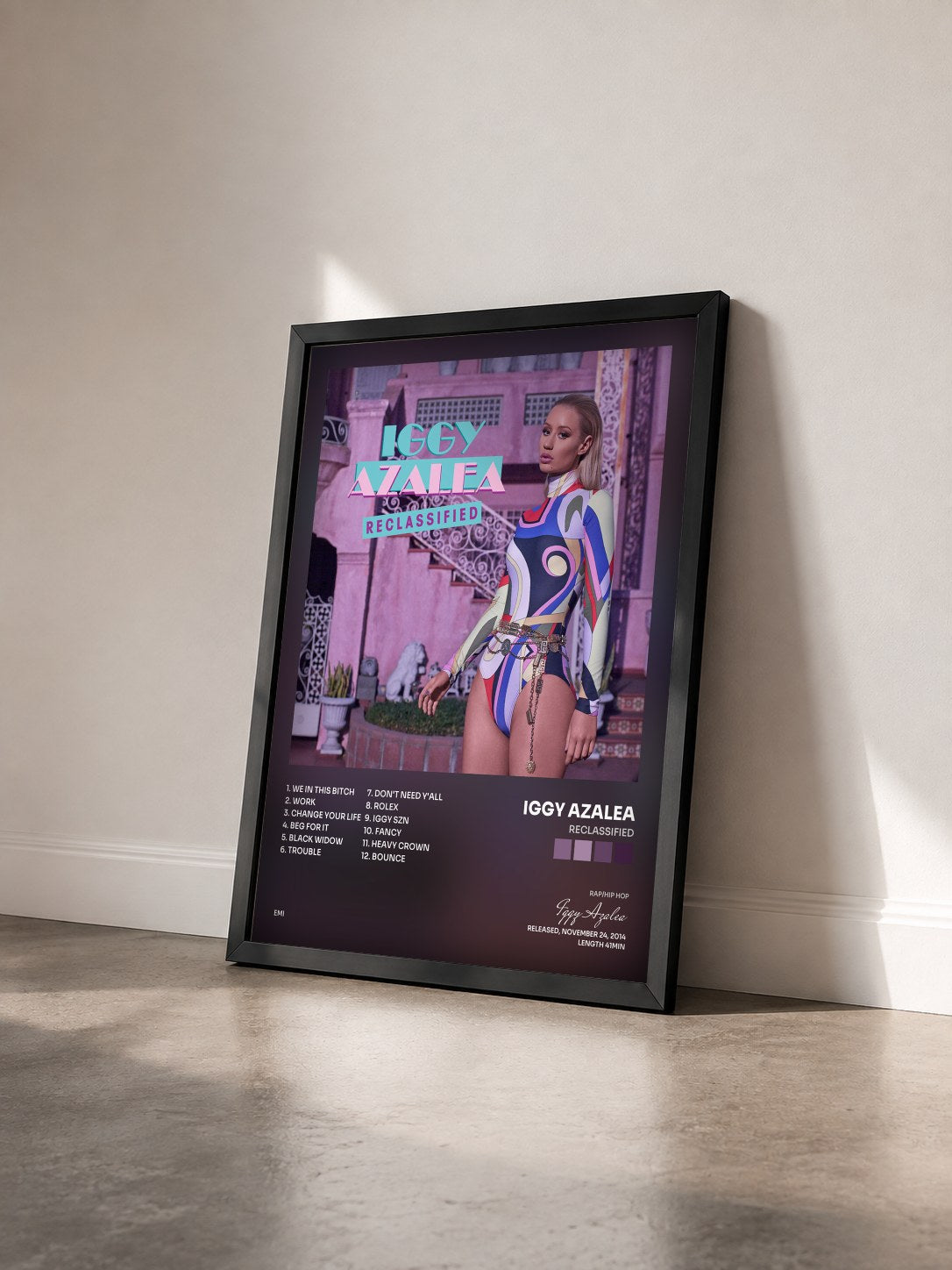 #noir Tableau de l'album Reclassified de Iggy Azalea vu de trois quarts, cadre noir