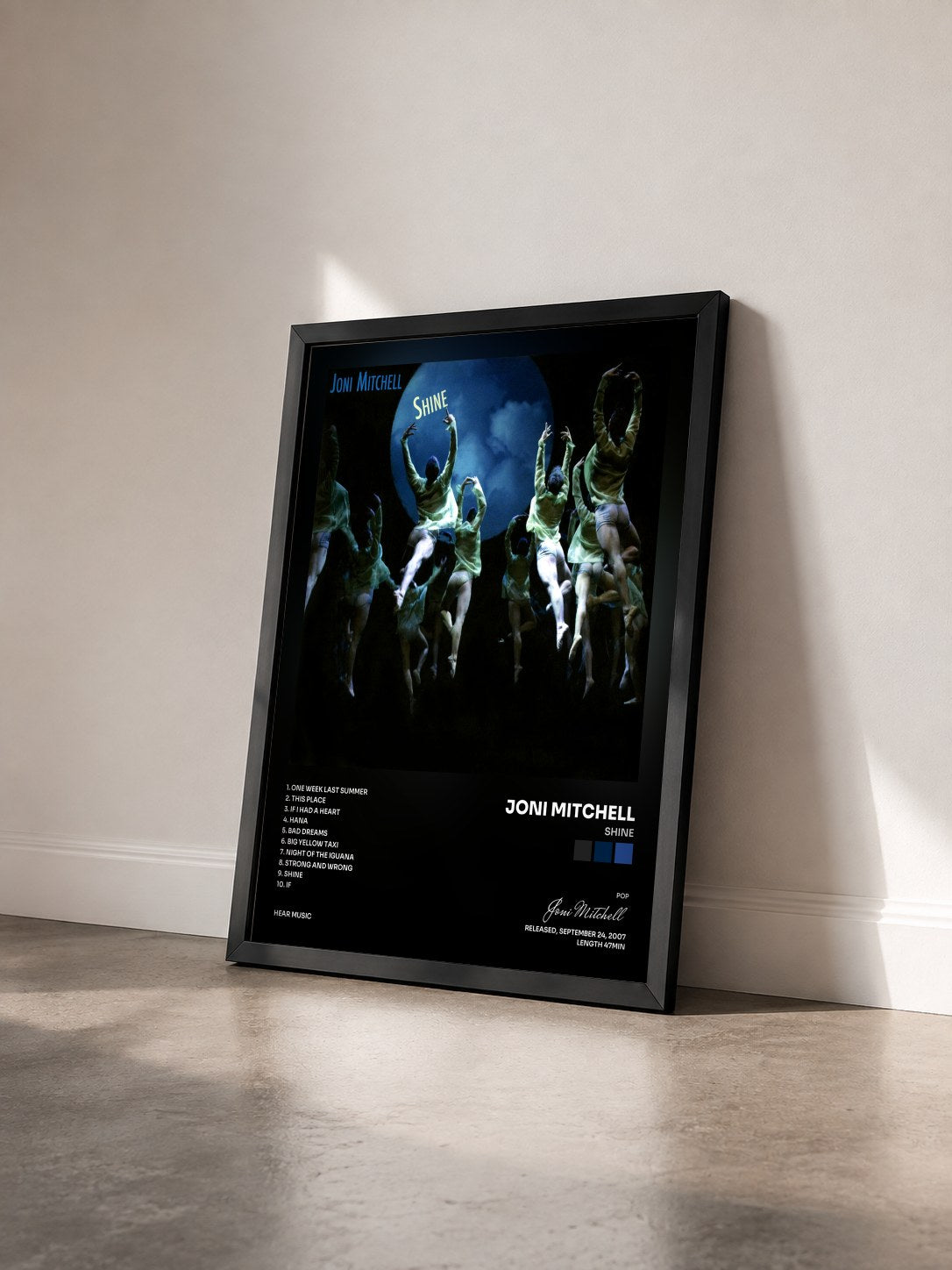 #noir Tableau de l'album Shine de Joni Mitchell vu de trois quarts, cadre noir