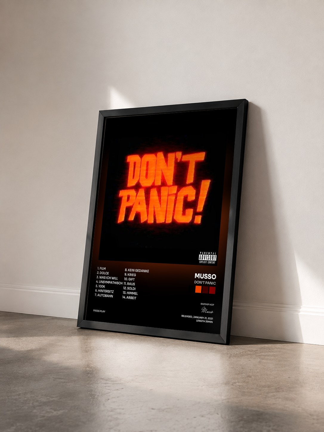 #noir Tableau de l'album Don't Panic de Musso vu de trois quarts, cadre noir