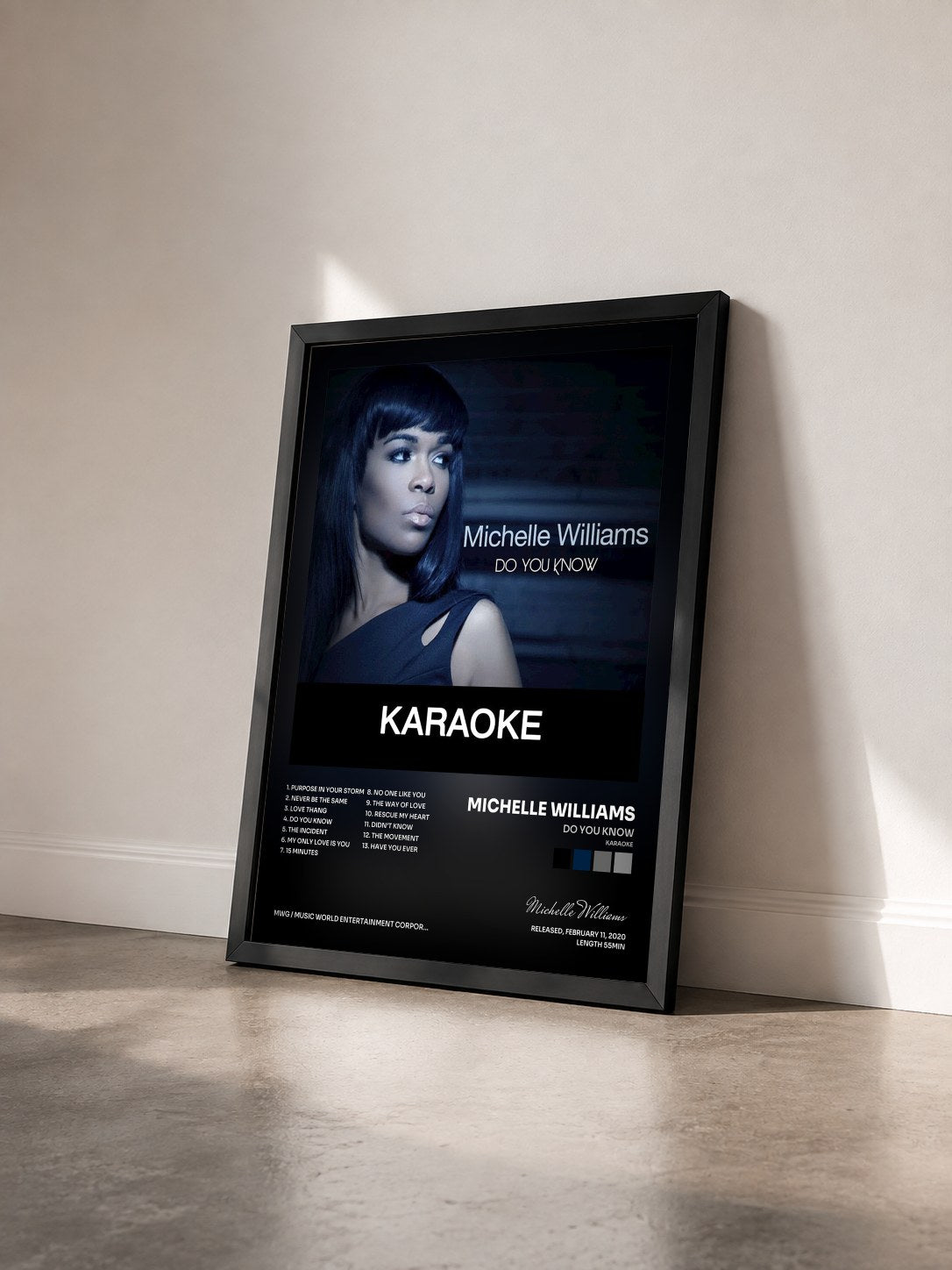 #noir Tableau de l'album Do You Know (Karaoke) de Michelle Williams vu de trois quarts, cadre noir