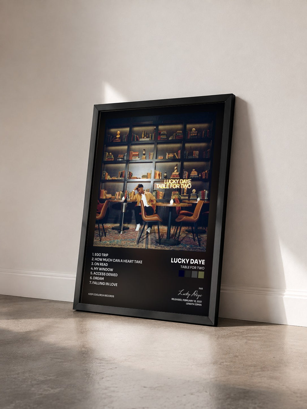 #noir Tableau de l'album Table For Two de Lucky Daye vu de trois quarts, cadre noir