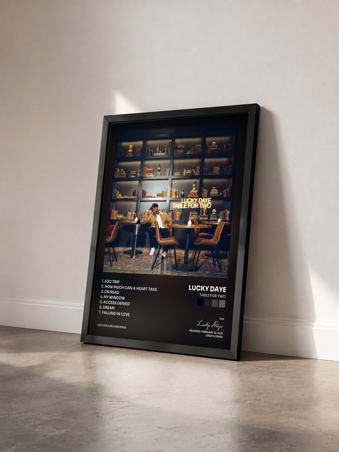 #noir Tableau de l'album Table For Two de Lucky Daye vu de trois quarts, cadre noir