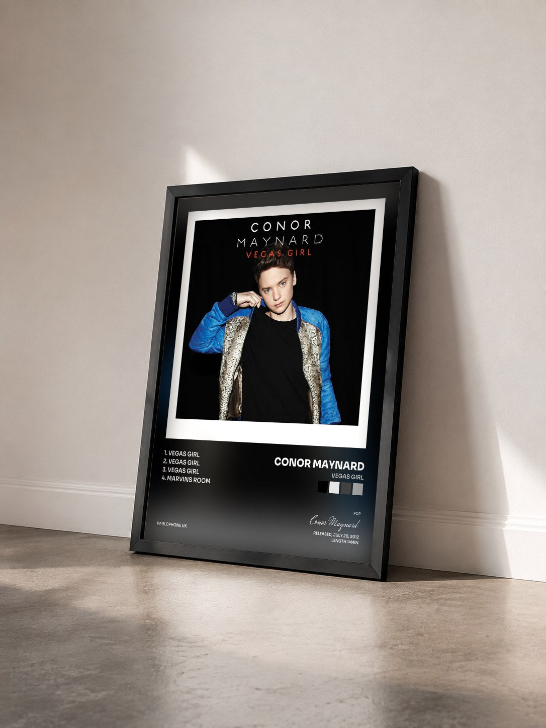 #noir Tableau de l'album Vegas Girl de Conor Maynard vu de trois quarts, cadre noir