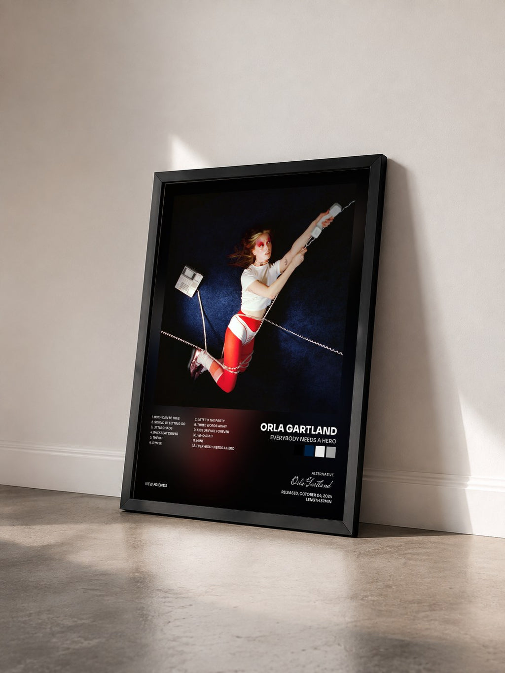 #noir Tableau de l'album Everybody Needs a Hero de Orla Gartland vu de trois quarts, cadre noir