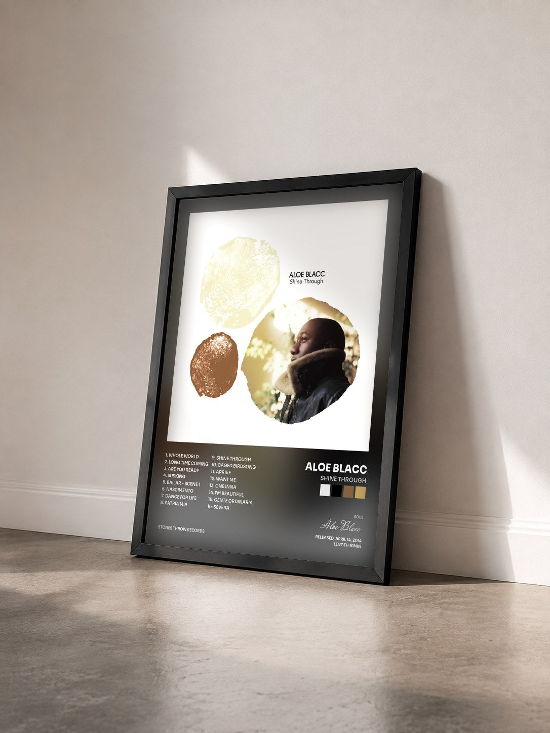 #noir Tableau de l'album Shine Through de Aloe Blacc vu de trois quarts, cadre noir