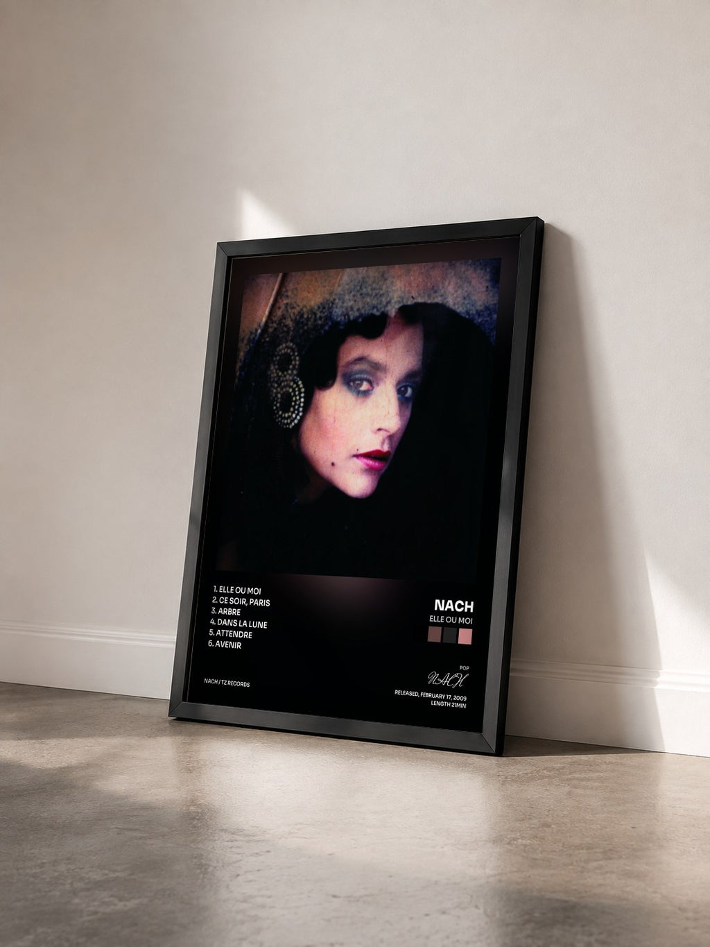 #noir Tableau de l'album Elle ou Moi de NACH vu de trois quarts, cadre noir