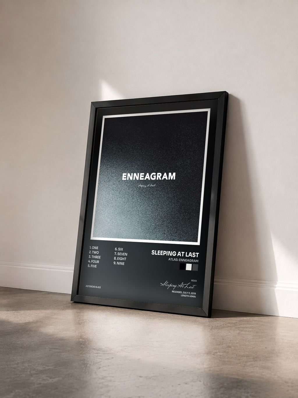 #noir Tableau de l'album Atlas: Enneagram de Sleeping At Last vu de trois quarts, cadre noir