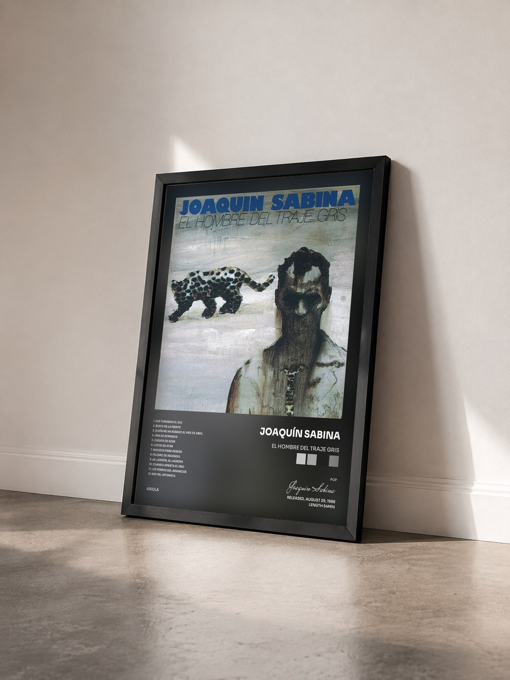 #noir Tableau de l'album El Hombre Del Traje Gris de Joaquín Sabina vu de trois quarts, cadre noir