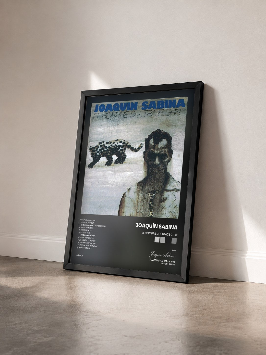 #noir Tableau de l'album El Hombre Del Traje Gris de Joaquín Sabina vu de trois quarts, cadre noir