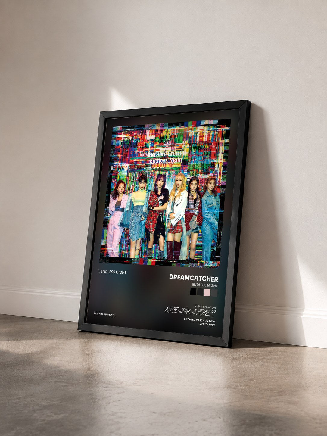 #noir Tableau de l'album Endless Night de DREAMCATCHER vu de trois quarts, cadre noir