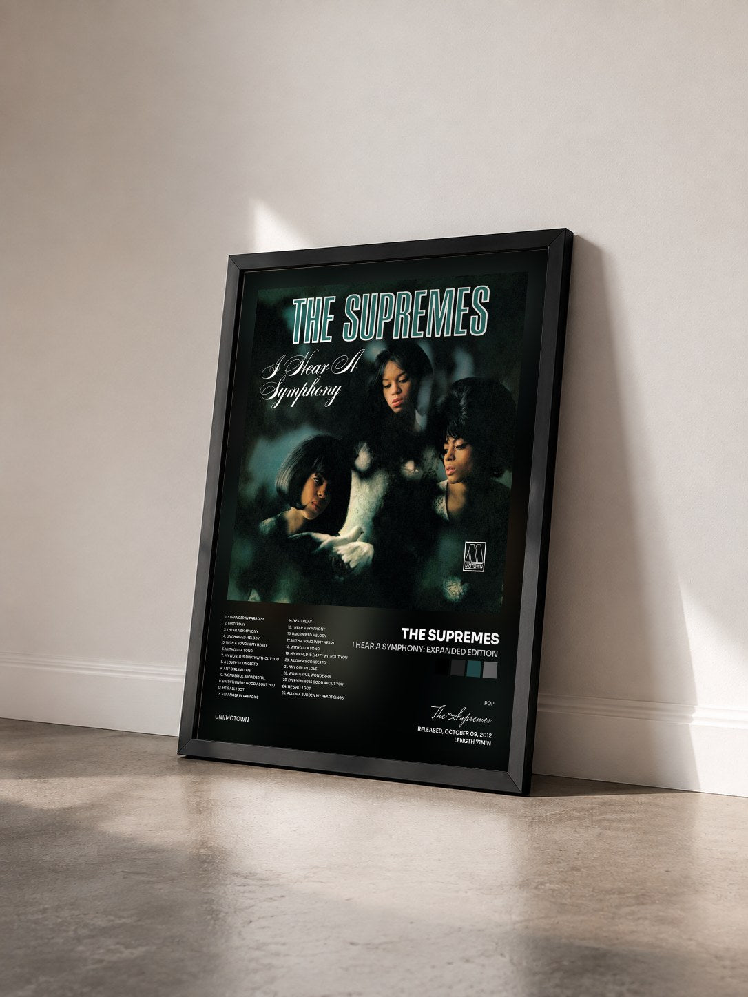 #noir Tableau de l'album I Hear A Symphony: Expanded Edition de The Supremes vu de trois quarts, cadre noir