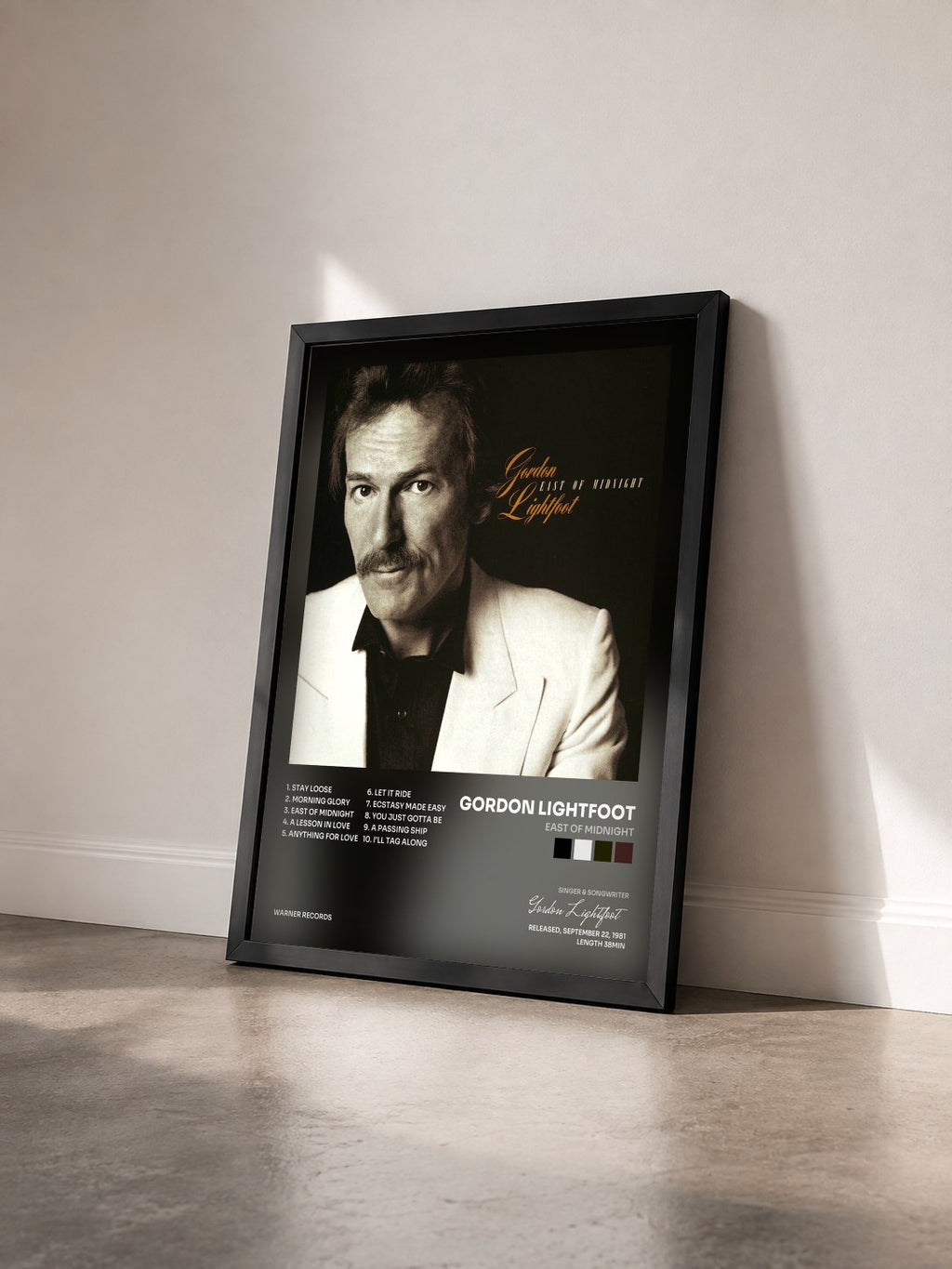 #noir Tableau de l'album East of Midnight de Gordon Lightfoot vu de trois quarts, cadre noir