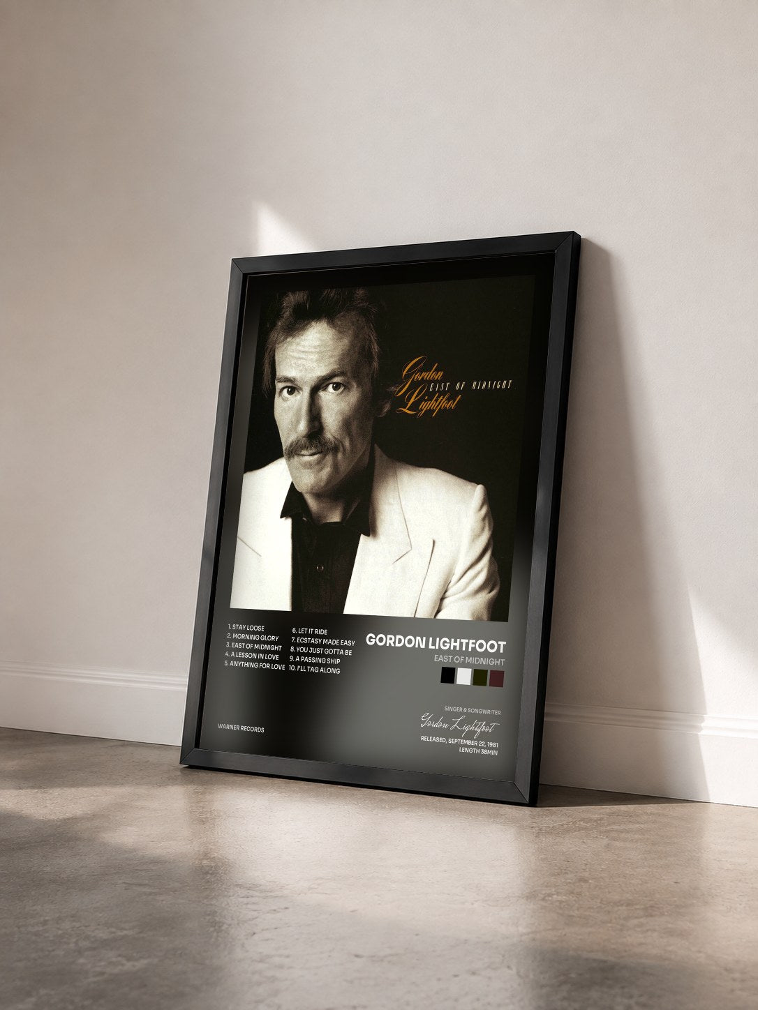 #noir Tableau de l'album East of Midnight de Gordon Lightfoot vu de trois quarts, cadre noir