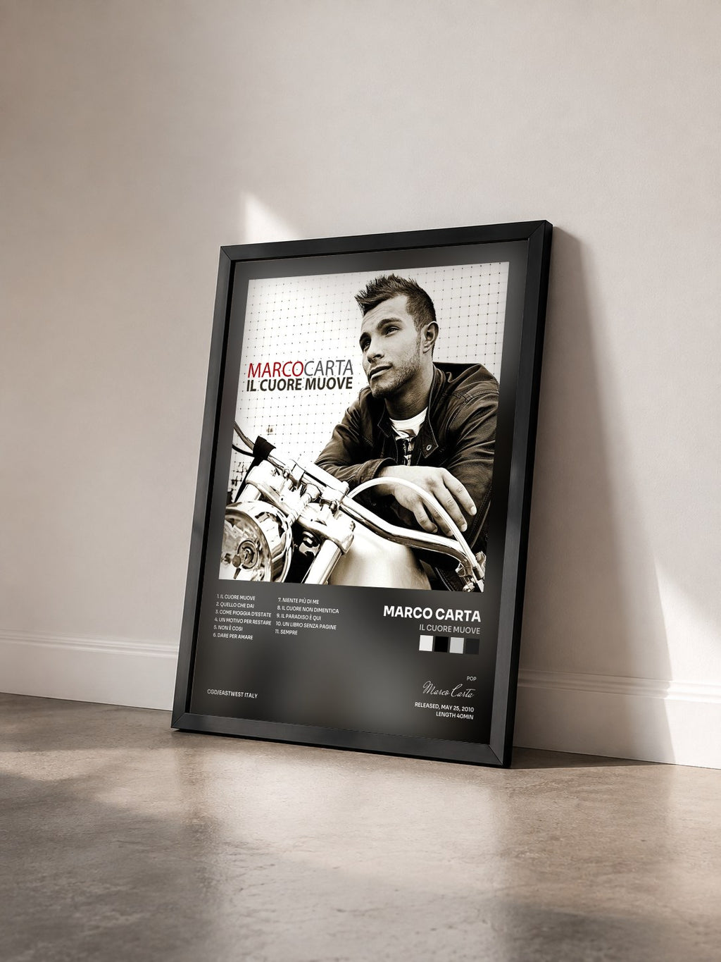 #noir Tableau de l'album Il cuore muove de Marco Carta vu de trois quarts, cadre noir