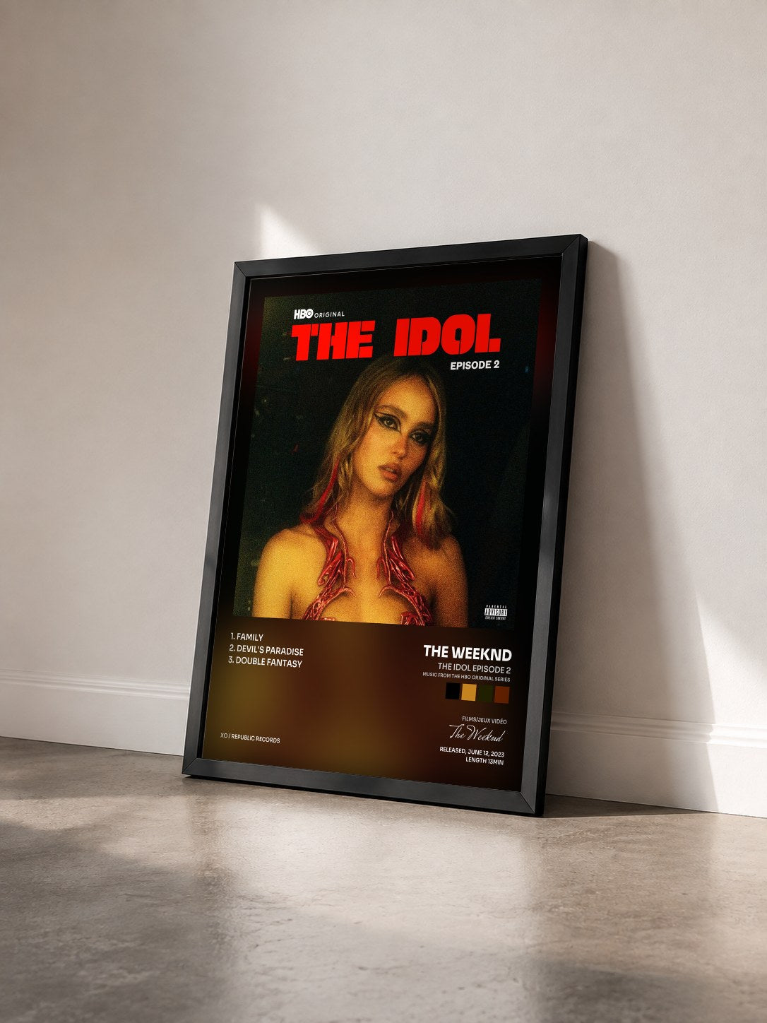 #noir Tableau de l'album The Idol Episode 2 (Music from the HBO Original Series) de The Weeknd vu de trois quarts, cadre noir
