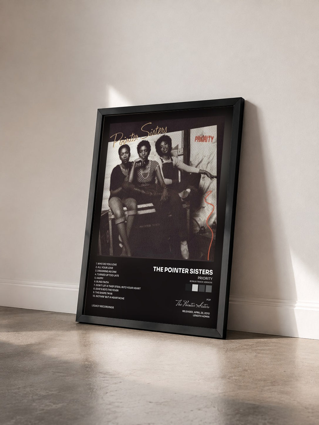 #noir Tableau de l'album Priority (Bonus Track Version) de The Pointer Sisters vu de trois quarts, cadre noir