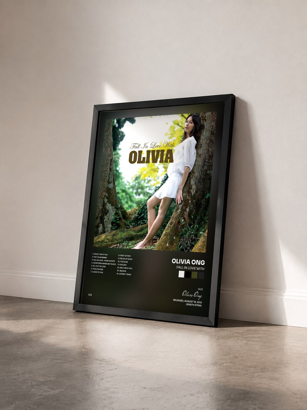 #noir Tableau de l'album Fall in Love With de Olivia Ong vu de trois quarts, cadre noir