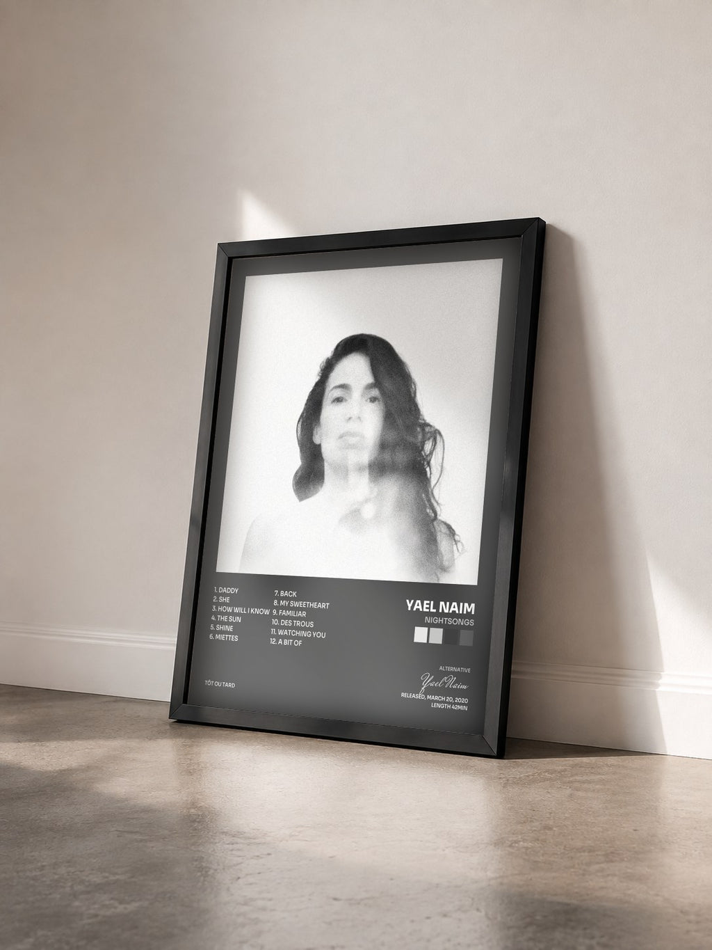 #noir Tableau de l'album nightsongs de Yael Naim vu de trois quarts, cadre noir