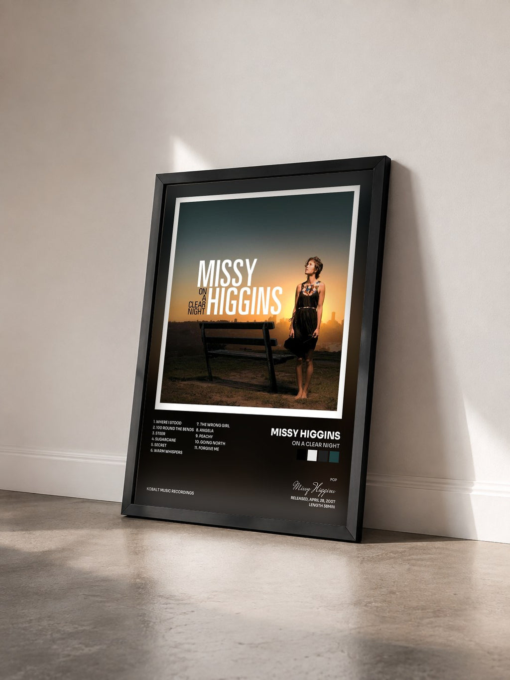 #noir Tableau de l'album On a Clear Night de Missy Higgins vu de trois quarts, cadre noir