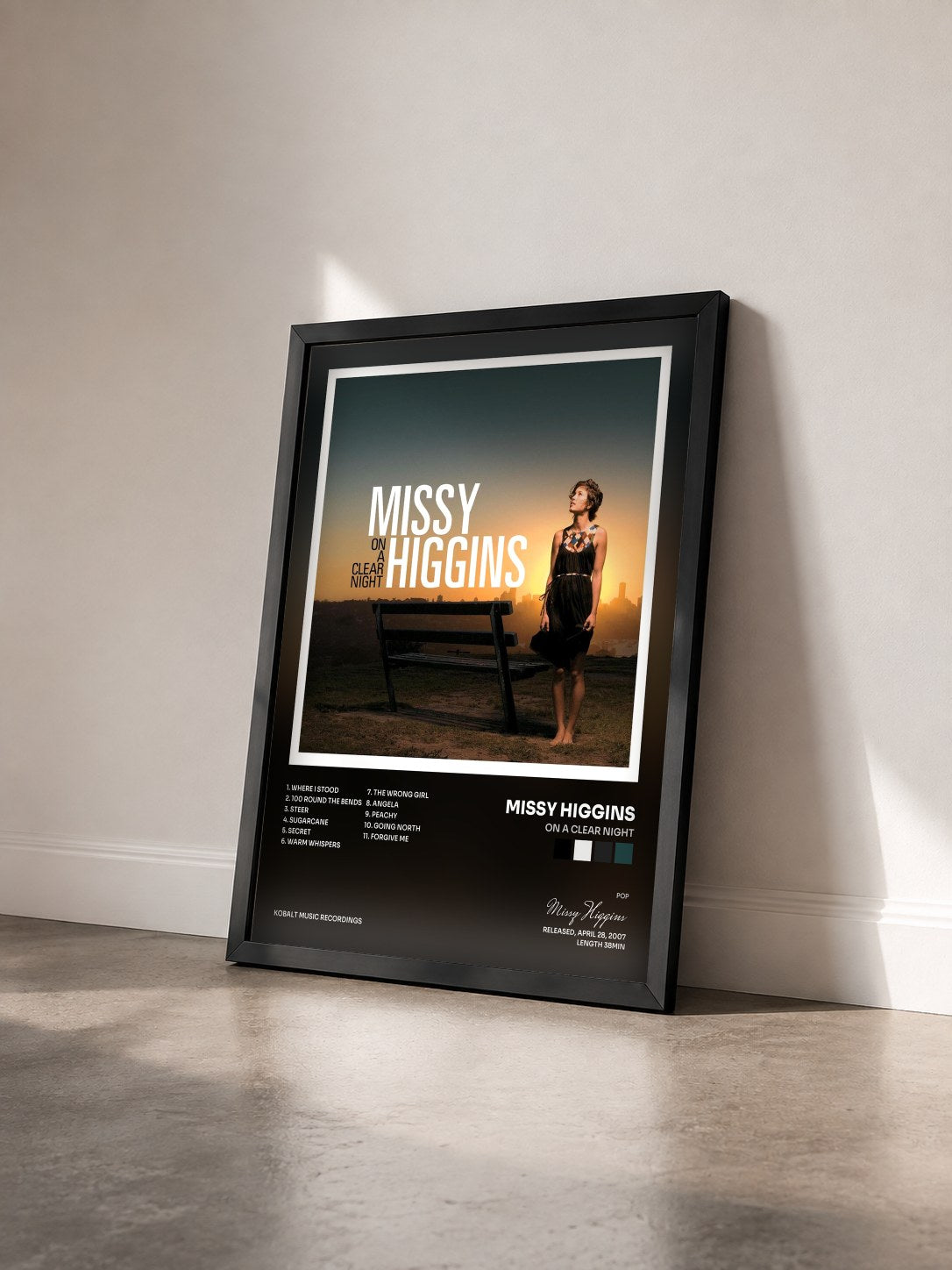 #noir Tableau de l'album On a Clear Night de Missy Higgins vu de trois quarts, cadre noir
