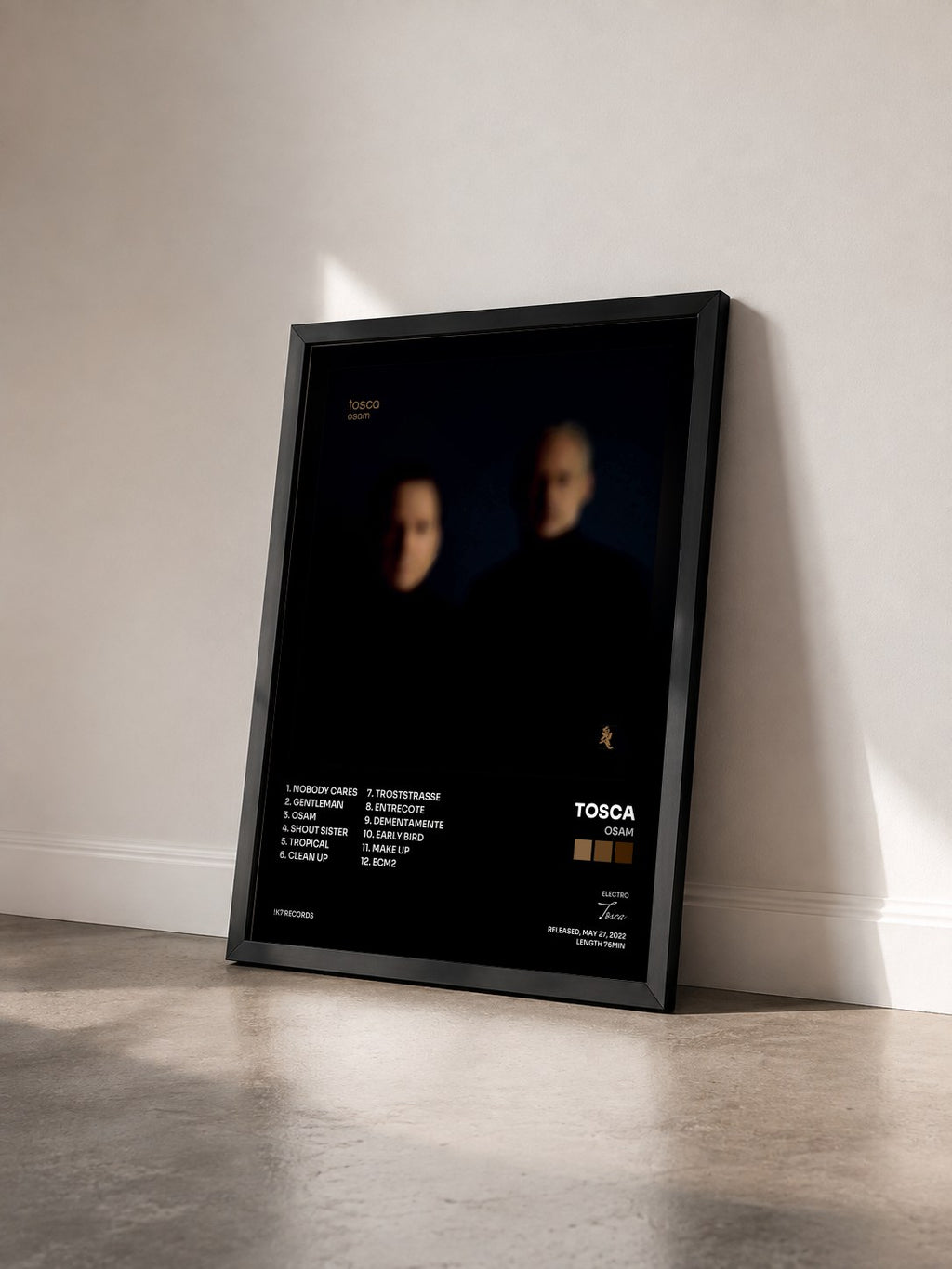 #noir Tableau de l'album Osam de Tosca vu de trois quarts, cadre noir