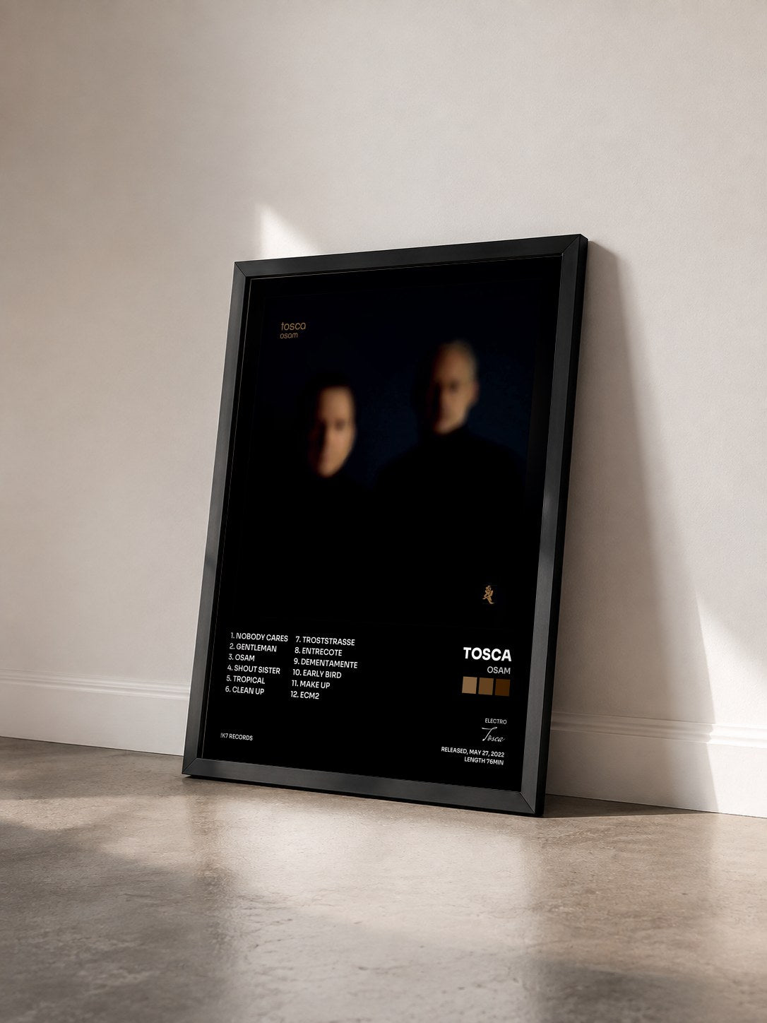 #noir Tableau de l'album Osam de Tosca vu de trois quarts, cadre noir