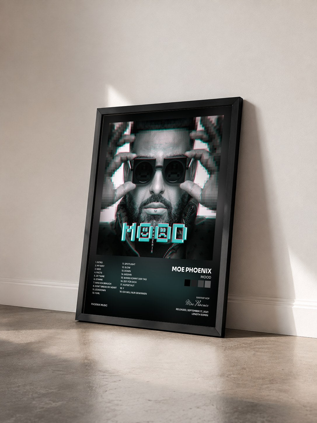 #noir Tableau de l'album MOOD de Moe Phoenix vu de trois quarts, cadre noir