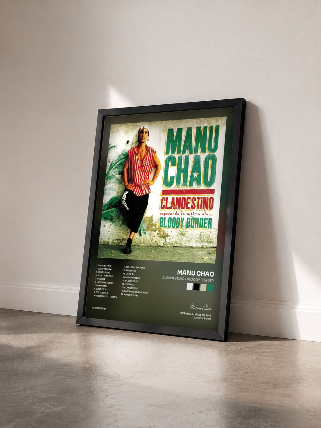 #noir Clandestino / Bloody Border von Manu Chao als gerahmter Kunstdruck von schräg gesehen, schwarzer Rahmen