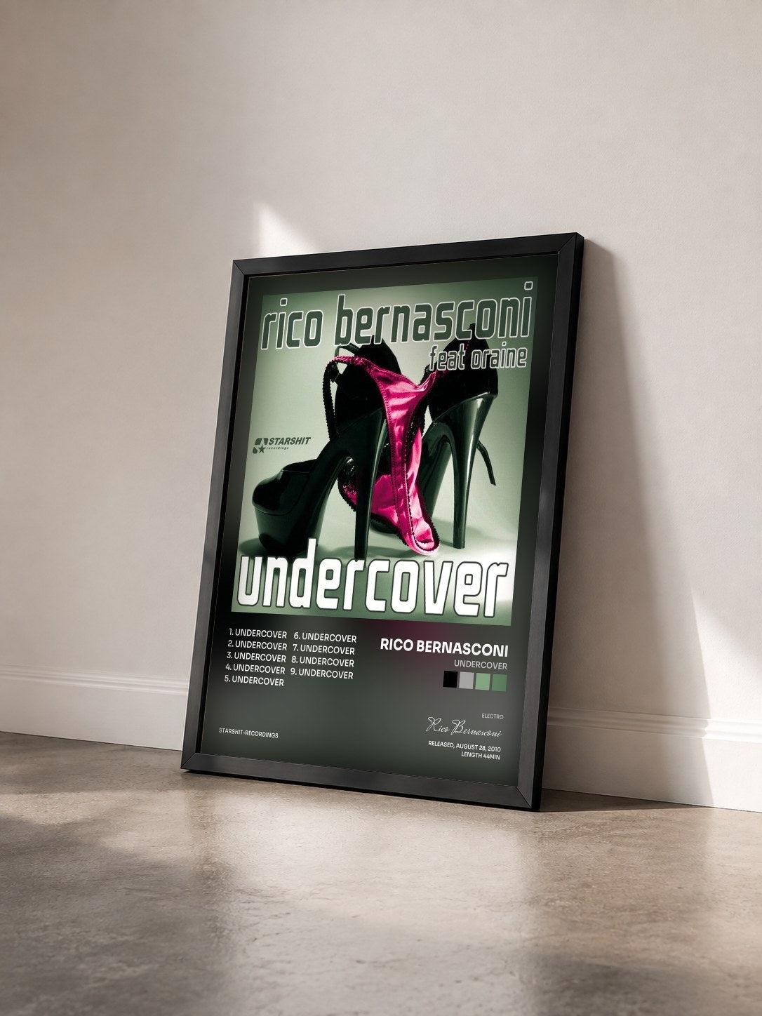 #noir Tableau de l'album Undercover de Rico Bernasconi vu de trois quarts, cadre noir