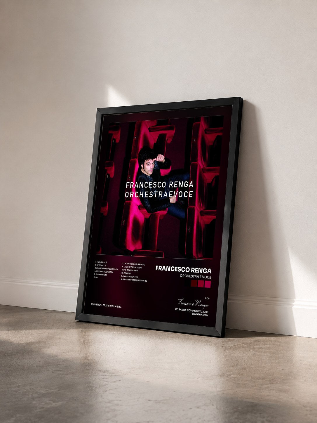 #noir Tableau de l'album Orchestra E Voce de Francesco Renga vu de trois quarts, cadre noir
