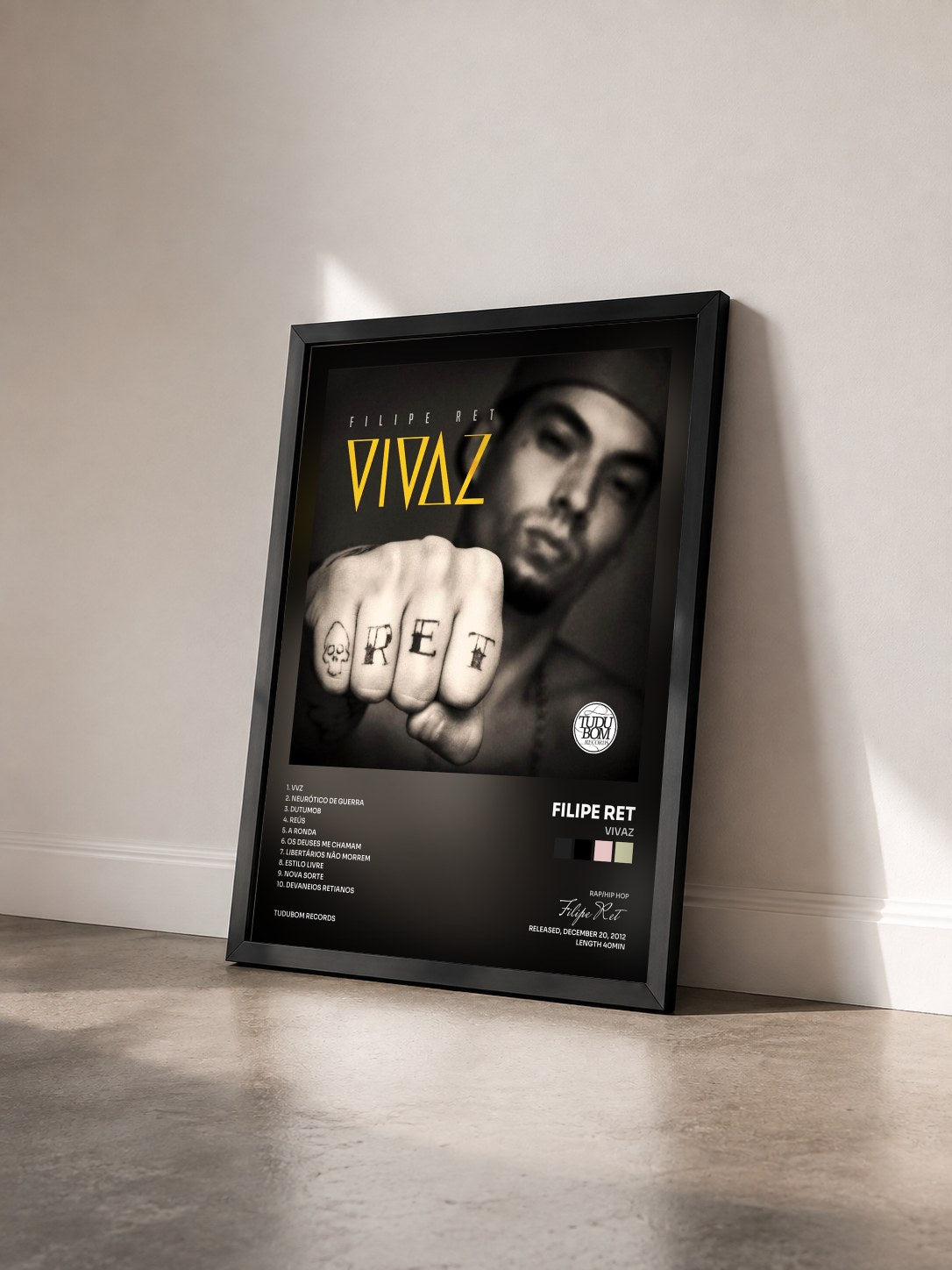 #noir Tableau de l'album Vivaz de Filipe Ret vu de trois quarts, cadre noir