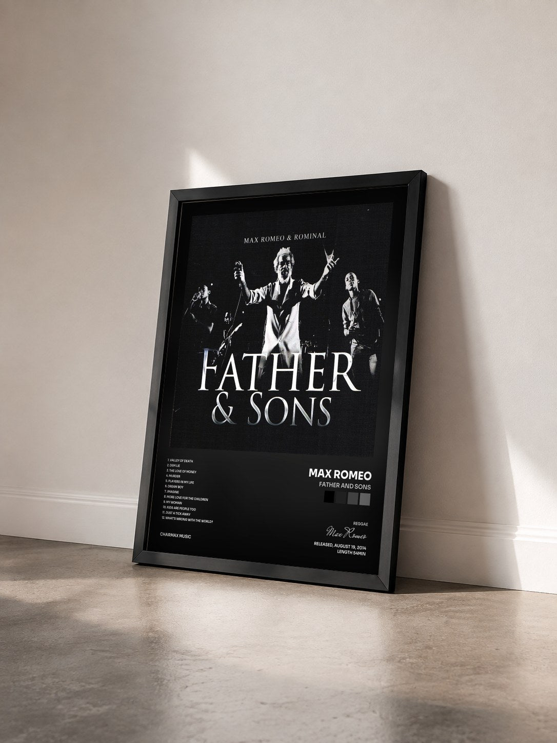 #noir Tableau de l'album Father and Sons de Max Romeo vu de trois quarts, cadre noir