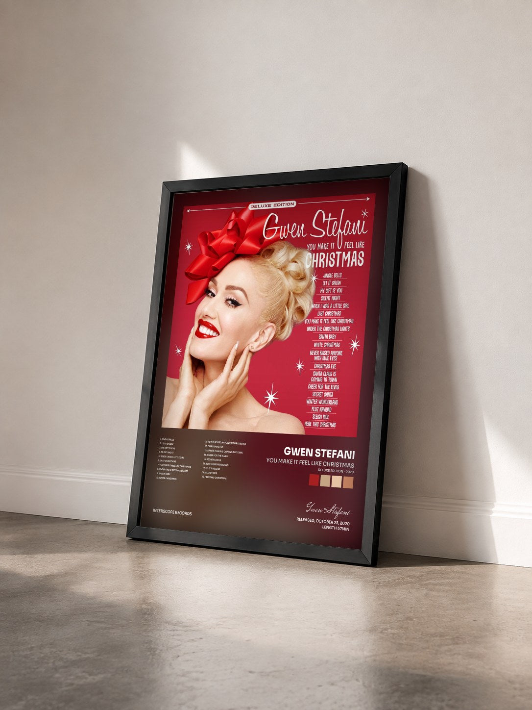 #noir Tableau de l'album You Make It Feel Like Christmas (Deluxe Edition - 2020) de Gwen Stefani vu de trois quarts, cadre noir