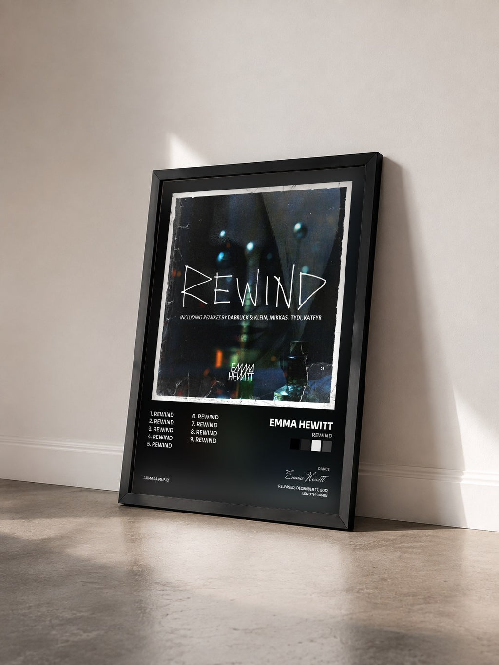 #noir Tableau de l'album Rewind de Emma Hewitt vu de trois quarts, cadre noir