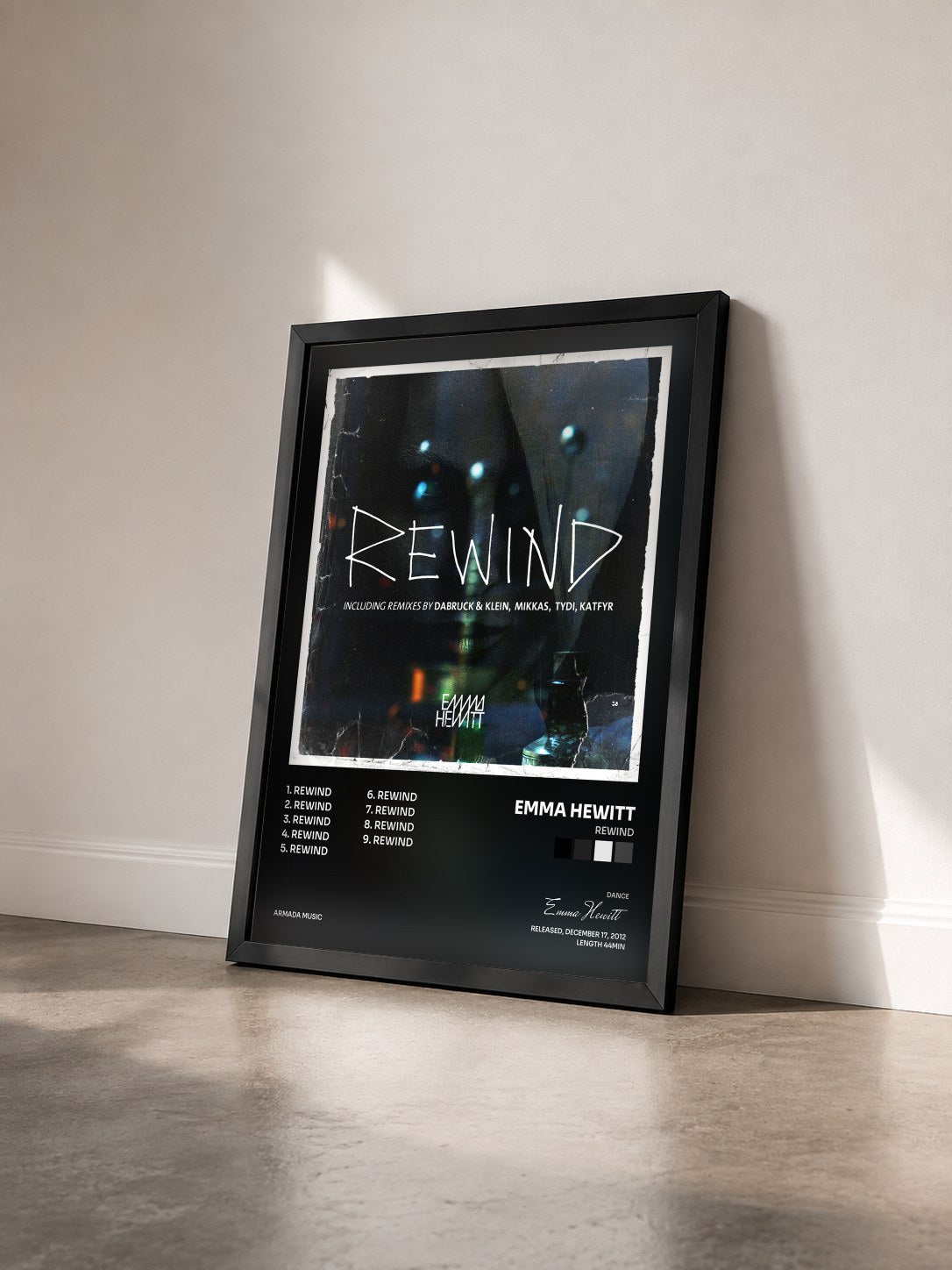 #noir Tableau de l'album Rewind de Emma Hewitt vu de trois quarts, cadre noir