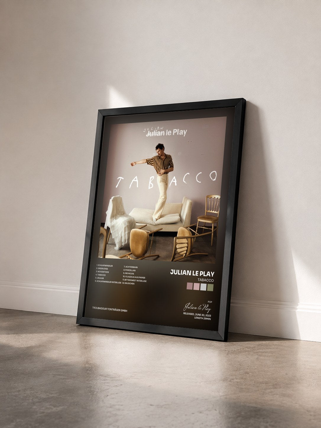#noir Tableau de l'album TABACCO de Julian le Play vu de trois quarts, cadre noir