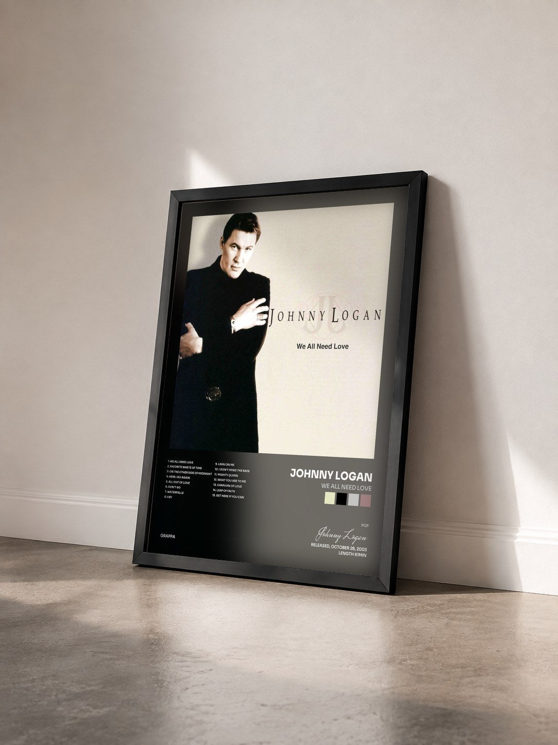 #noir Tableau de l'album We All Need Love de Johnny Logan vu de trois quarts, cadre noir