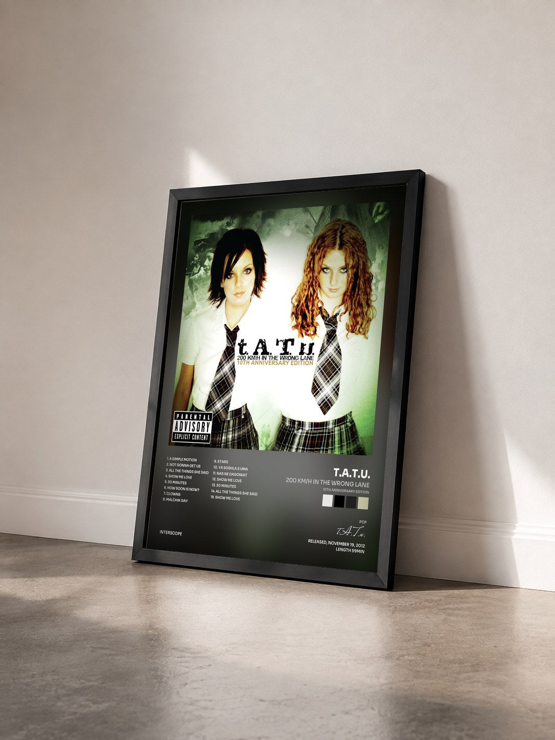 #noir Tableau de l'album 200 KM/H In The Wrong Lane (10th Anniversary Edition) de t.A.T.u. vu de trois quarts, cadre noir