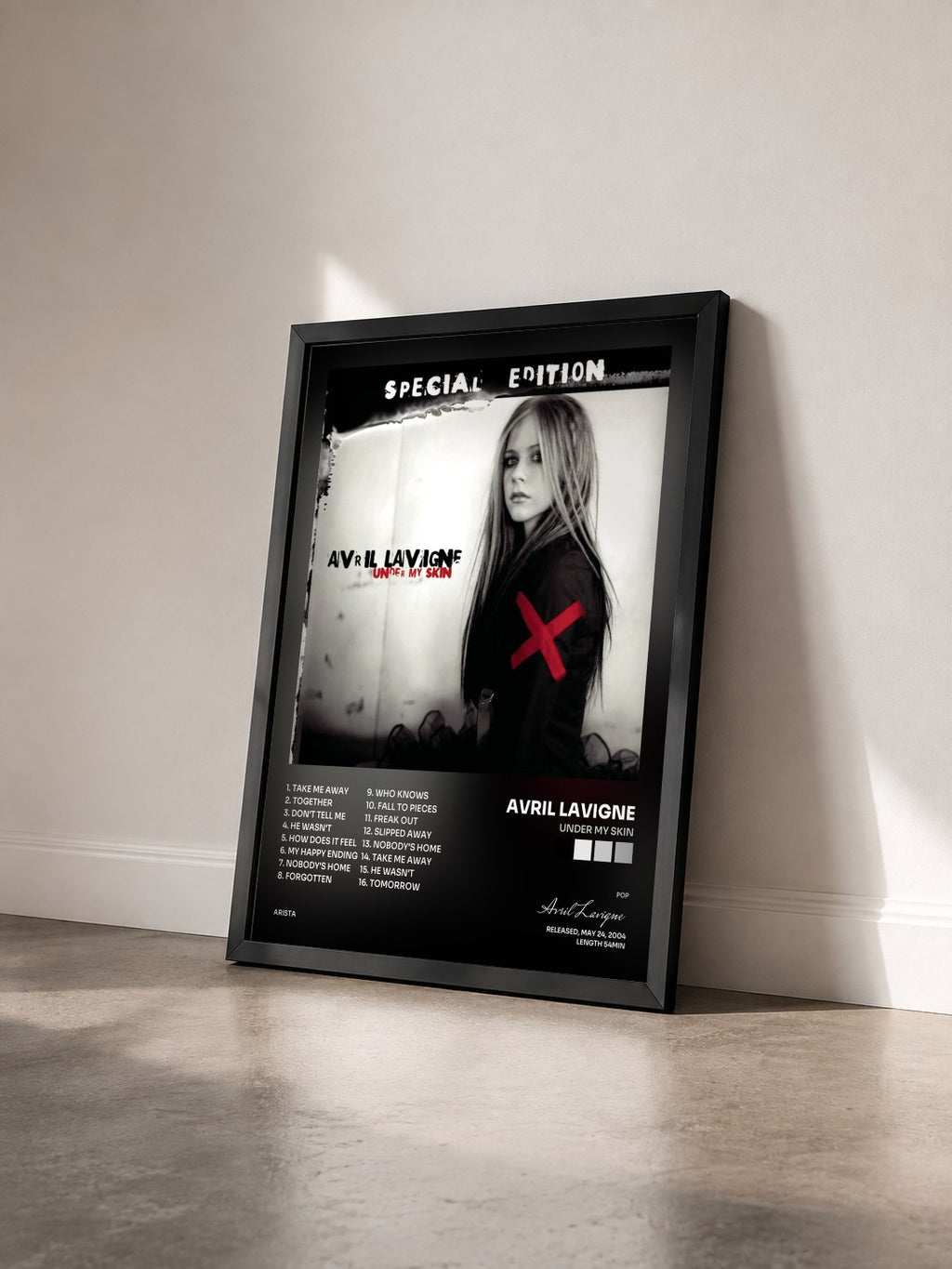 #noir Tableau de l'album Under My Skin de Avril Lavigne vu de trois quarts, cadre noir