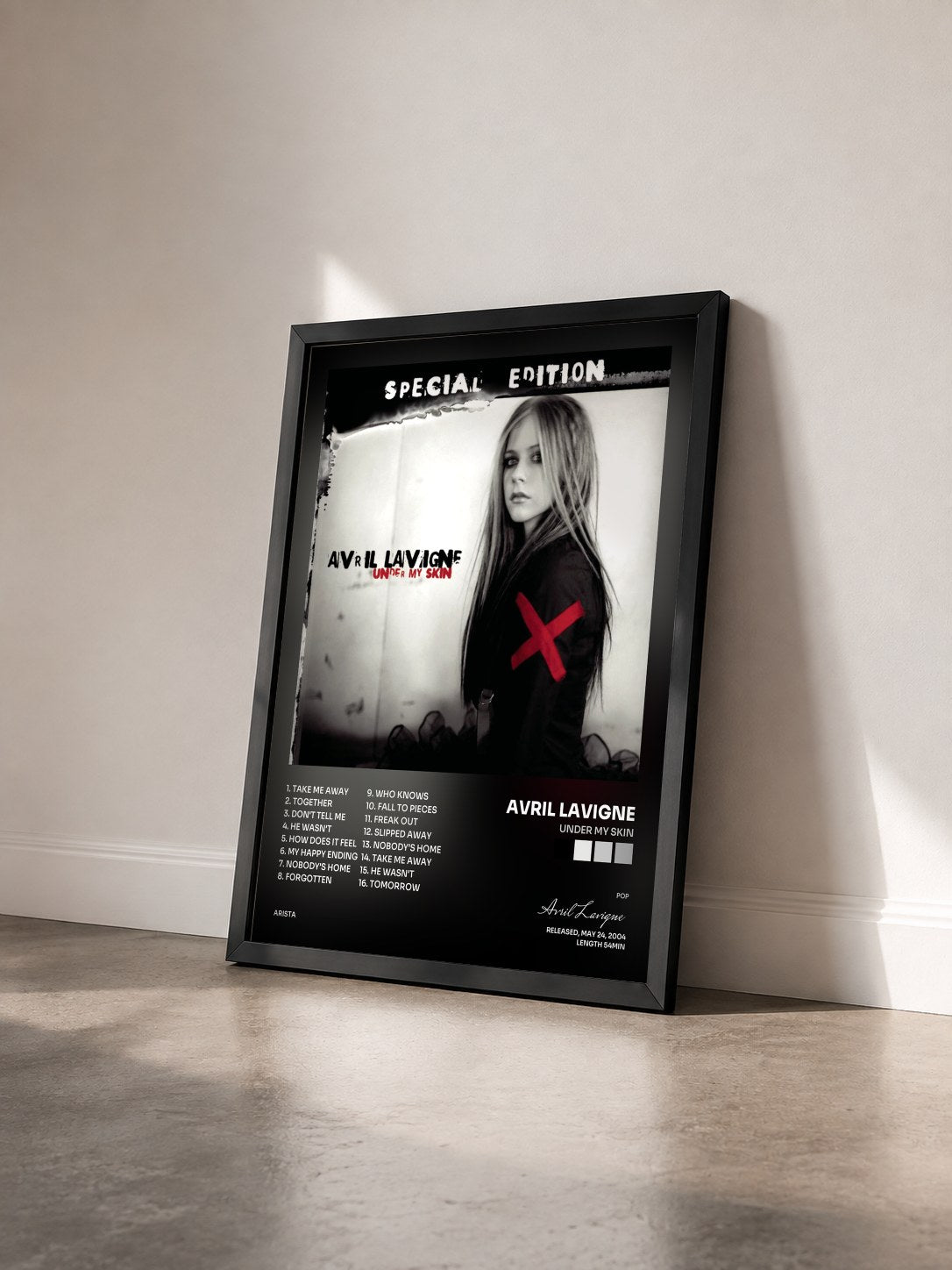 #noir Tableau de l'album Under My Skin de Avril Lavigne vu de trois quarts, cadre noir