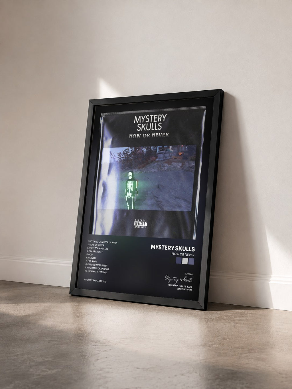 #noir Tableau de l'album Now Or Never de Mystery Skulls vu de trois quarts, cadre noir