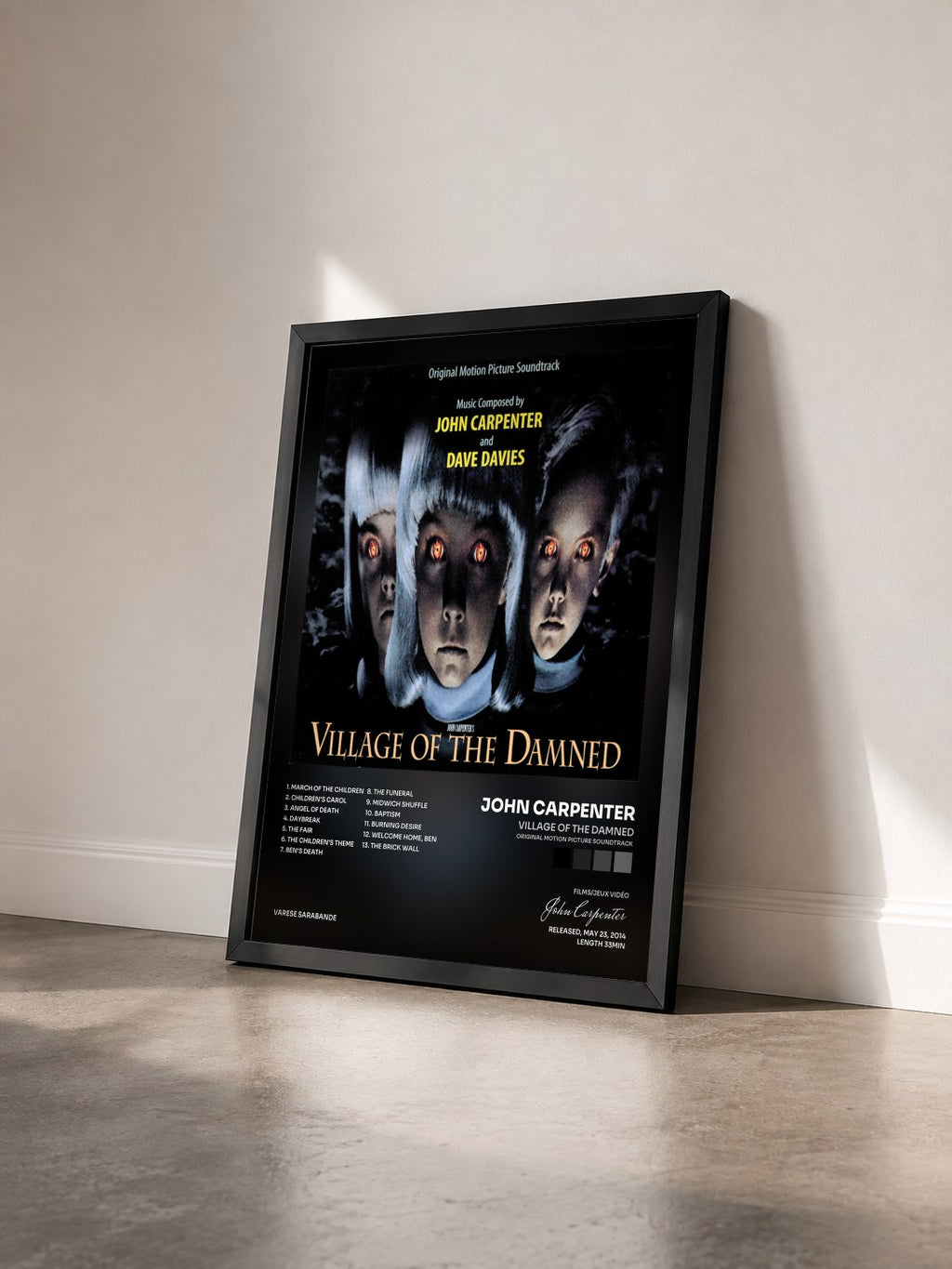 #noir Tableau de l'album Village Of The Damned (Original Motion Picture Soundtrack) de John Carpenter vu de trois quarts, cadre noir