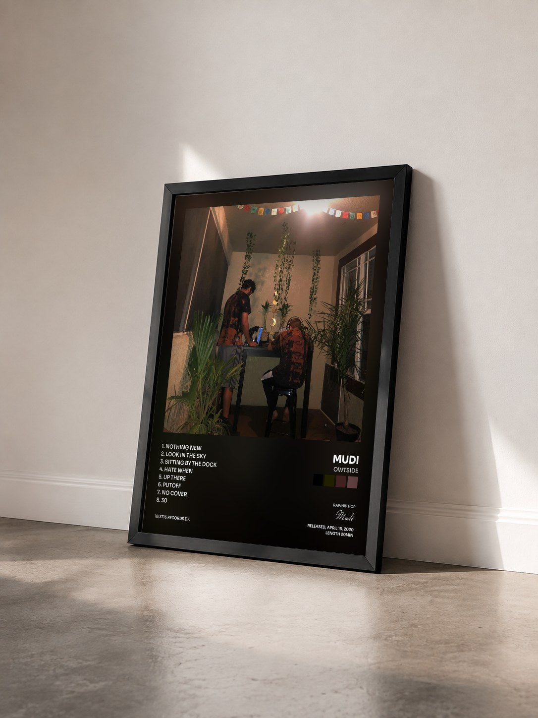 #noir Tableau de l'album Owtside de Mudi vu de trois quarts, cadre noir