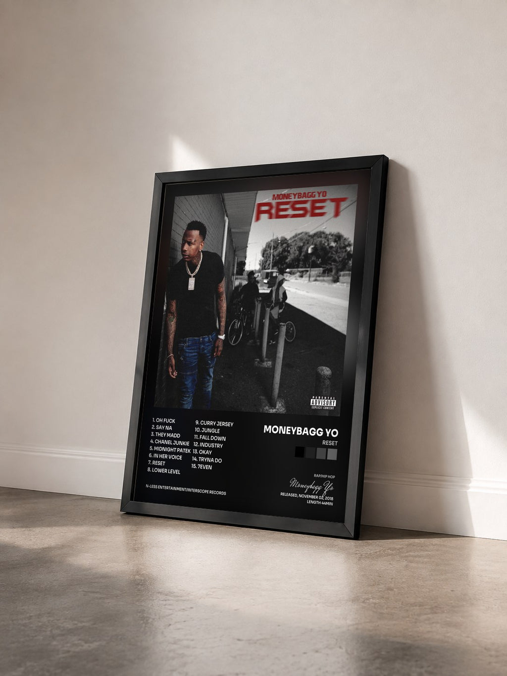 #noir Tableau de l'album RESET de Moneybagg Yo vu de trois quarts, cadre noir