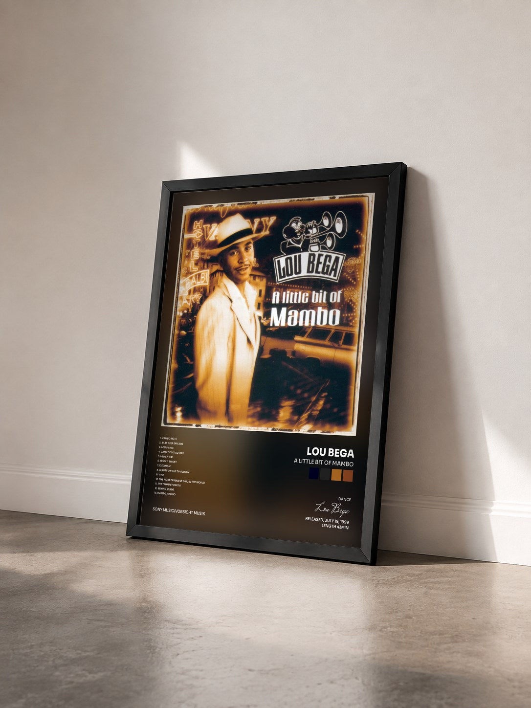 #noir Tableau de l'album A Little Bit of Mambo de Lou Bega vu de trois quarts, cadre noir